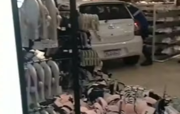 Acidente: motorista invade loja em shopping de Salvador