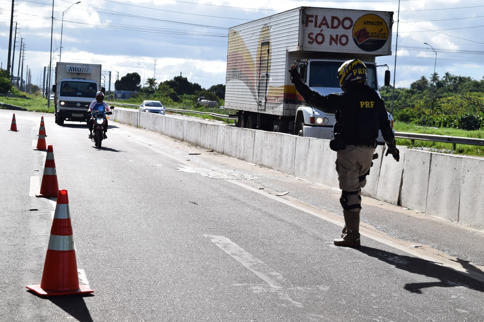 PRF localiza carreta roubada e flagra condutor embriagado após sofrer