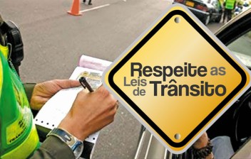 O braço atrofiado do pilar da fiscalização de trânsito