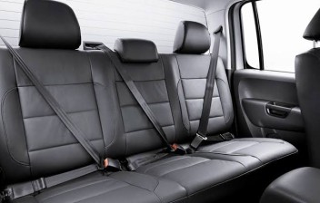 Exigir o uso do cinto de segurança no banco traseiro é dever do condutor