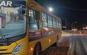 Motorista de ônibus escolar é flagrado dirigindo após consumir bebida alcoólica