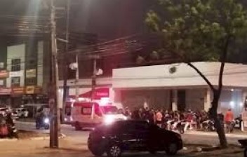 Mulher de 24 anos se desequilibra de carro, cai em avenida e morre atropelada