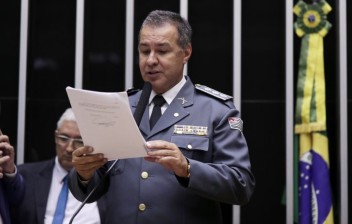 Projeto prevê placas especiais em carro oficial de deputado e senador