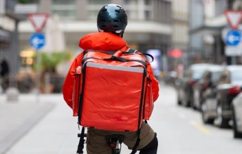 Quando a mochila pesa demais: os riscos invisíveis das “bags” dos entregadores