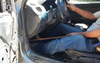 Motorista embriagado e com perna mecânica aciona embreagem de carro com cabo de vassoura