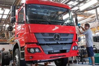Produção de caminhões mantém alta em 2025