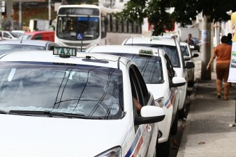 Comissão aprova condições para motorista de táxi ou de app financiar cabine blindada