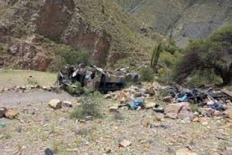 Ônibus cai em abismo de 800 metros na Bolívia e deixa ao menos 30 mortos