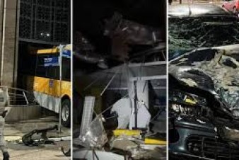 Motorista bate carro em ônibus durante racha e coletivo invade agência bancária