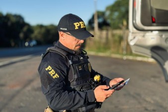 PRF na Paraíba flagra caminhoneiro conduzindo veículo com autorização falsa