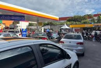 Dia Livre de Impostos tem gasolina a R$ 3,82 e filas em busca de menores preços