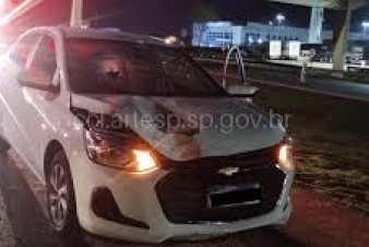 Mulher morre atropelada por carro ao tentar atravessar em rodovia