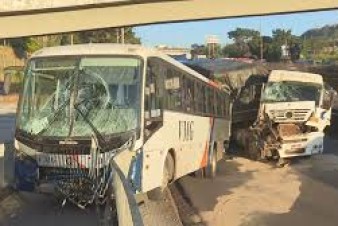 Ônibus sobe em passarela de pedestres após bater em carreta