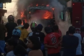 Ônibus de rota de trabalhadores do Distrito Industrial é destruído por incêndio em Manaus