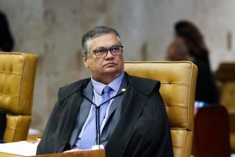Ministro Flávio Dino nega pedido para suspender a renovação automática da CNH