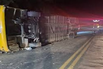 Cinco pessoas morrem após ônibus de turismo tombar na BR-251, em MG