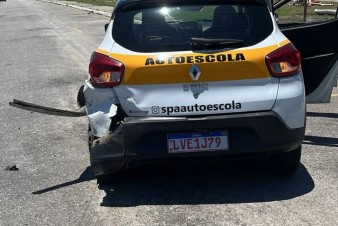 Acidente envolve aluno em carro particular durante aula de direção em Cabo Frio