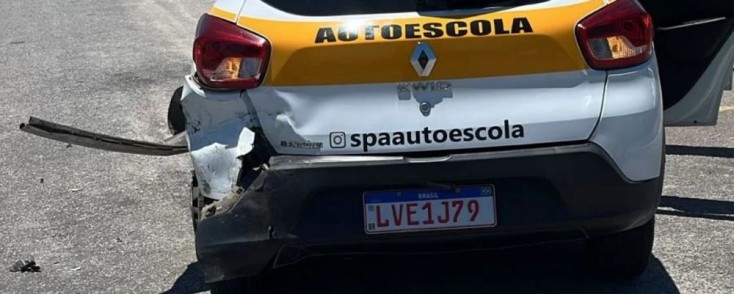 Acidente envolve aluno em carro particular durante aula de direção em Cabo Frio