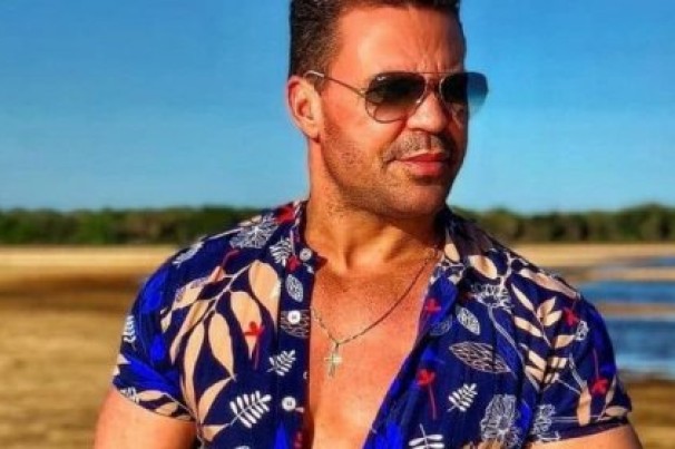 Mulher se joga na frente do carro após Eduardo Costa recusar foto