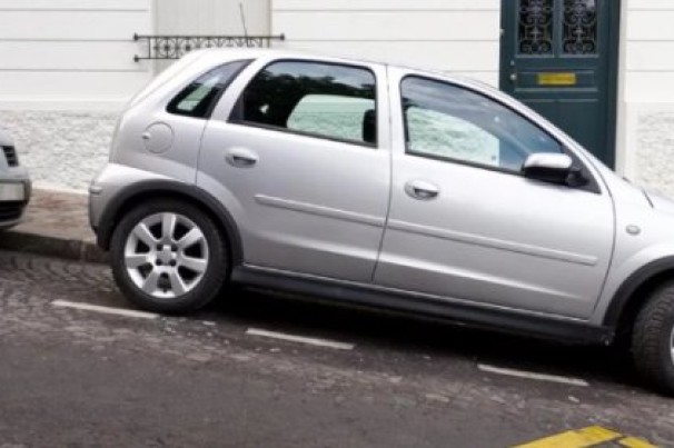 Marcha a ré permite que o carro suba ladeiras mais facilmente?