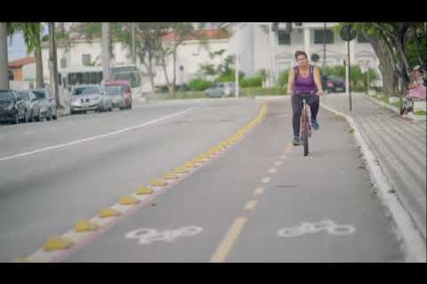 Voluntários ensinam pessoas de todas as idades a andar de bicicleta