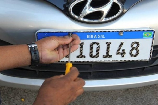 Placa Mercosul: segurança falha, gera clonagens e até venda no meio da rua