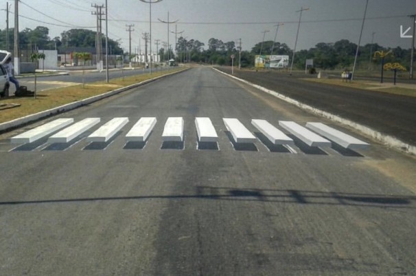 Grafiteiros pintam faixas de pedestres em 3D para ‘forçar’ parada de motoristas em cidade de MT