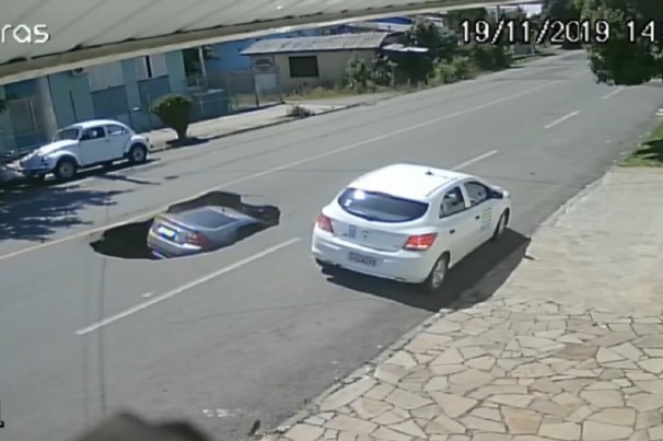 Cratera “engole” carro em Flores da Cunha