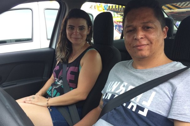 ‘Só nos vemos na garagem’: as famílias que dividem o carro para trabalhar 24h por dia em apps de transporte