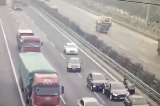 Nunca fique na pista após um acidente