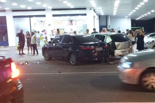 Motorista sofre acidente e tem celular roubado enquanto recebe socorro