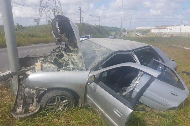 Bebê é arremessado para fora de veículo em acidente na BR-101