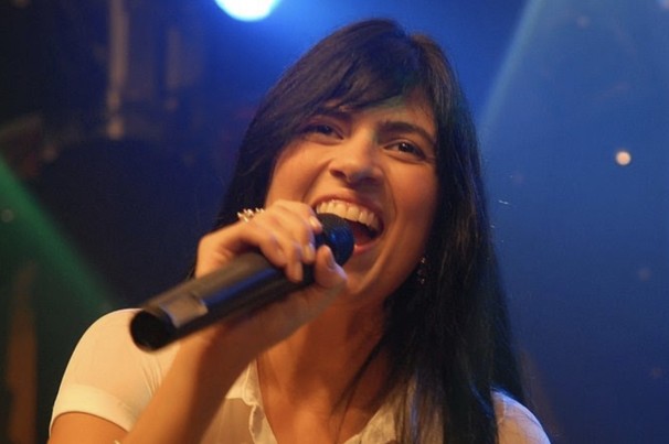 Cantora Fernanda Brum e marido sofrem acidente de carro no Rio