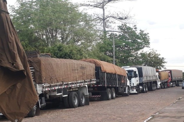 Vinte caminhoneiros são presos por transporte irregular e adulteração de documentos