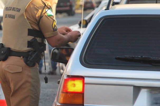 É legal um policial militar anotar os dados da CNH e do veículo e entregar para um agente de trânsito lavrar o auto de infração?