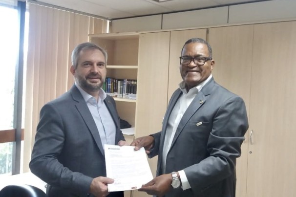 Presidente da Fenasdetran entrega CARTA SALVADOR TRÂNSITO E VIDA 2019 a autoridades do país