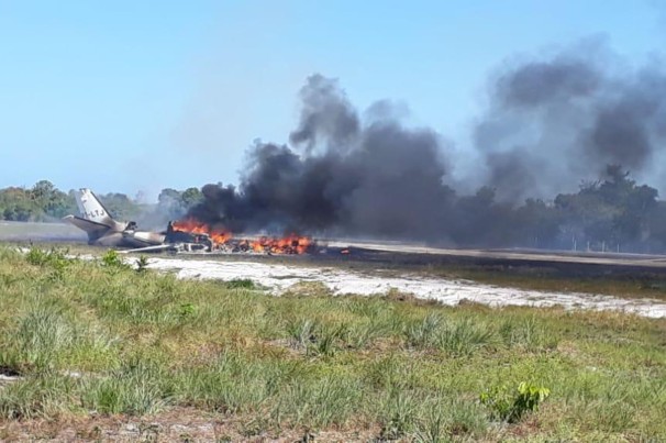 Aeronave cai durante pouso em pista de resort e pega fogo