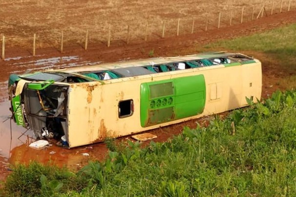 Acidente de ônibus com torcedores do Grêmio deixa um morto e mais de 40 feridos