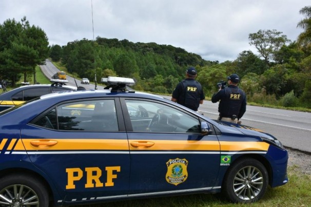 Mulher se joga de carro em movimento após motorista furar blitz da PRF