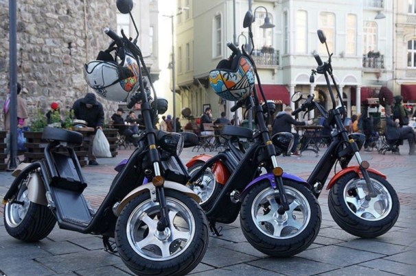 Emplacamento e habilitação podem ser exigidos dependendo do tamanho de Patinetes e Scooters