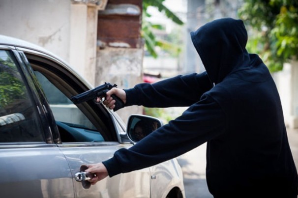 Padre é feito refém e tem veículo roubado na Paraíba