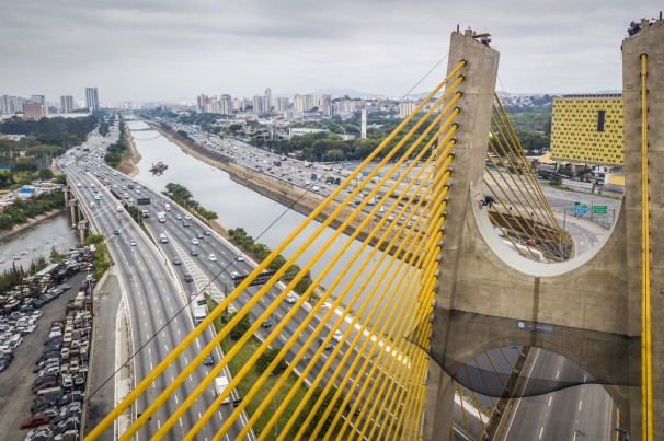 Mineirinho faz manobras de skate a 30 metros de altura em ponte de São Paulo