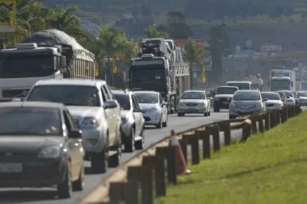 Vai viajar de carro nas férias? Guia mostra como economizar até 25% na gasolina