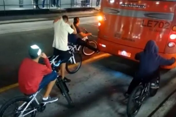 Projeto de Lei quer prender bicicleta, skate e patinete de quem pegar rabeira em ônibus