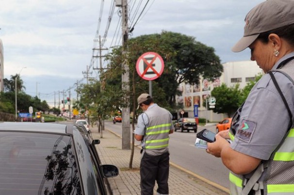 Comissão proíbe remover veículo estacionado irregularmente se condutor puder retirar o carro