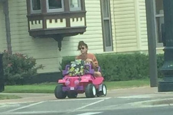 Usando ‘Jeep da Barbie’, estudante vai para a faculdade após ter carteira de motorista suspensa