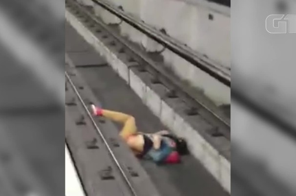 Vídeo:homem cai nos trilhos do metrô e maquinista consegue parar o trem a tempo