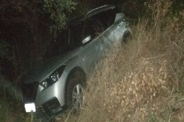 Bebê se engasga, motorista perde controle e veículo sai da pista