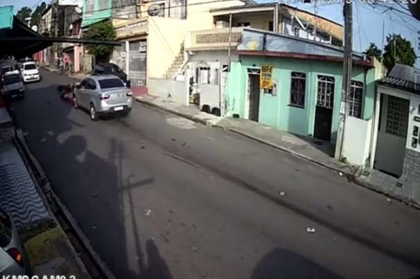 Vídeo chocante mostra momento em que assaltantes são atropelados e arrastados pelo carro da vítima