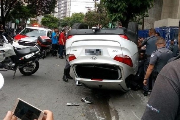 Homens roubam residência, tentam atropelar policial e capotam carro durante fuga